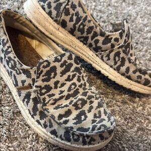 Leopard hey dudes size 7